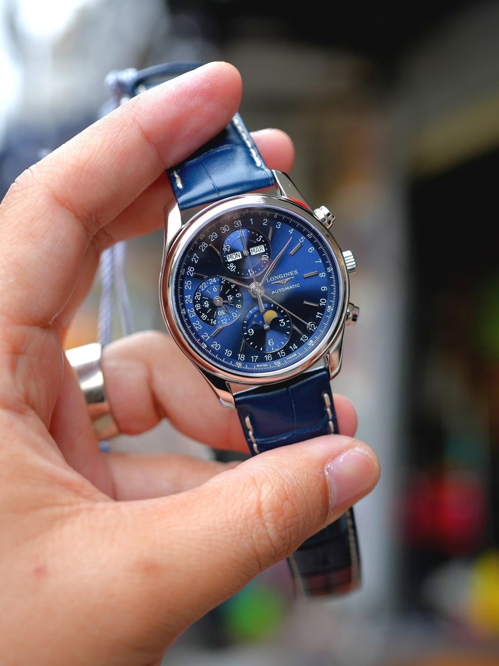 High-end Swiss watch | Automatic watch | Round shape | Leather strap | Blue dial