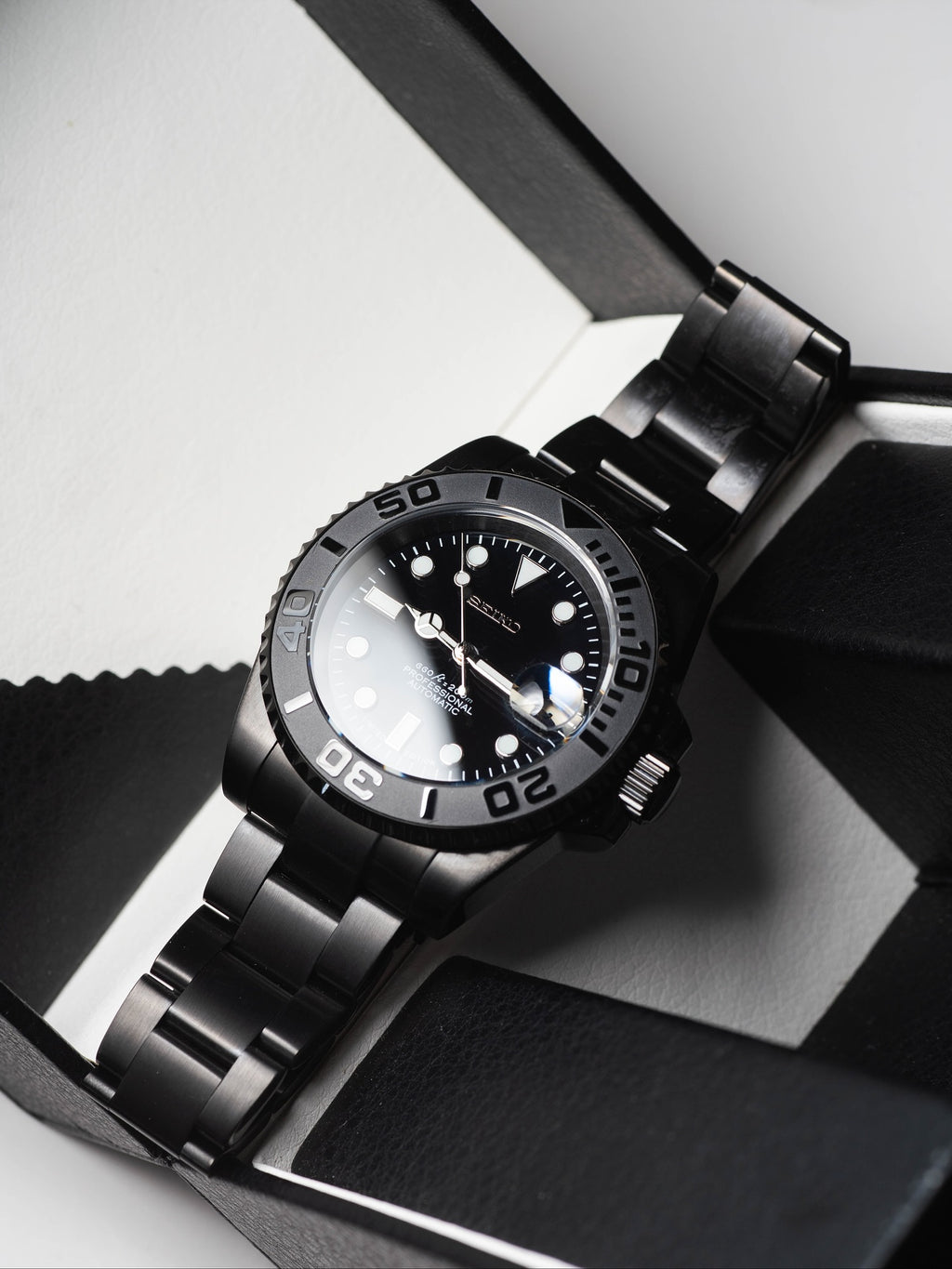 Automatic Mod Watch Style Platinum Yacht | 904L Stainless Steel Case | Superlumed Black dial | Bi-directional rotating Grey/Black Ceramic Bezel