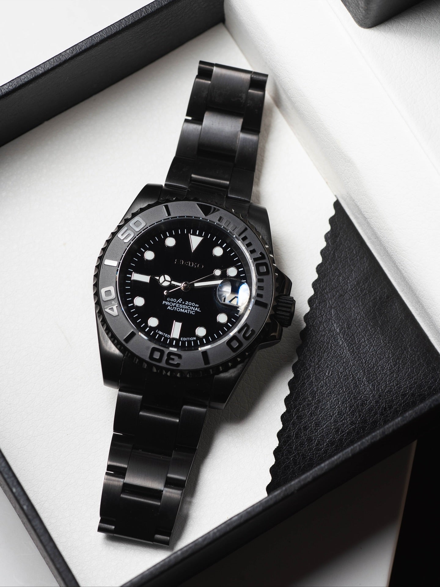 Automatic Mod Watch Style Platinum Yacht | 904L Stainless Steel Case | Superlumed Black dial | Bi-directional rotating Grey/Black Ceramic Bezel