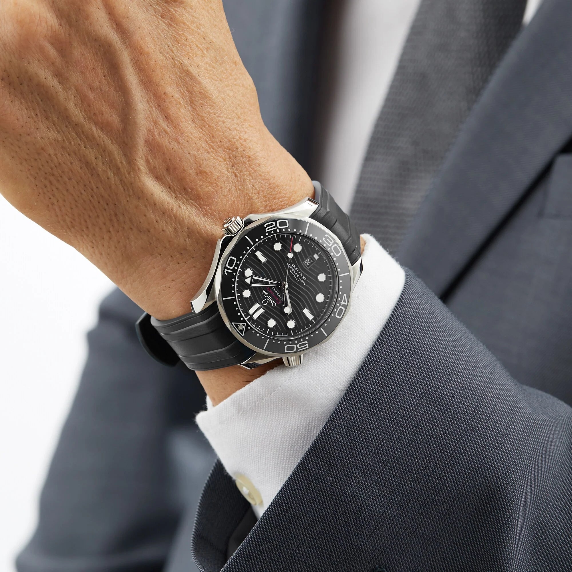 Swiss Luxury Watch | Automatic Watch | High-quality Rubber| Smooth Bezel | Black Wave Textured Dial
