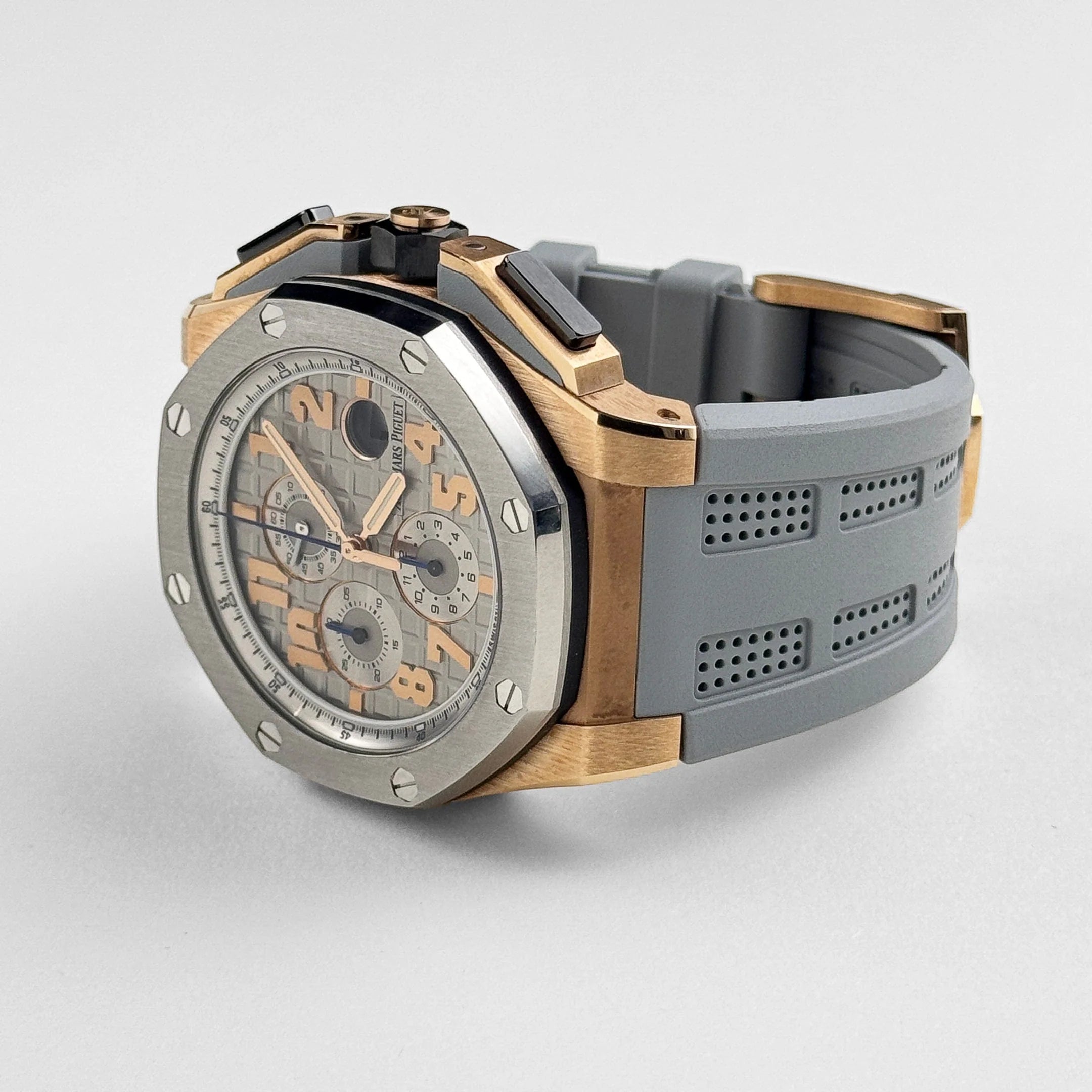 Luxury Swiss Watch | Automatic Movement | Rubber Strap | Date Display | Bold Racing Style